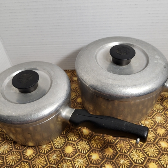 Vintage Wear Ever Heavy Aluminum Cooking Pots # 984 6C(1.5qt) and # 982 4C(1qt) - Picture 2 of 16